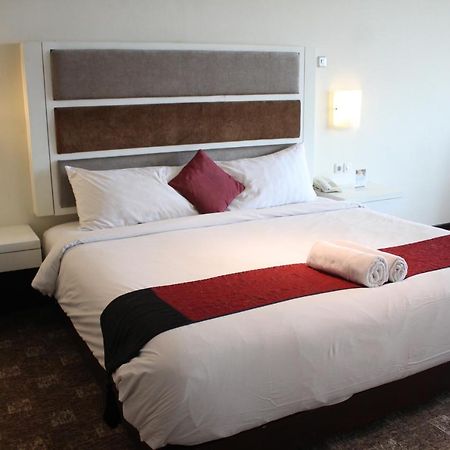 President Executive Club Hotel Cikarang Eksteriør billede