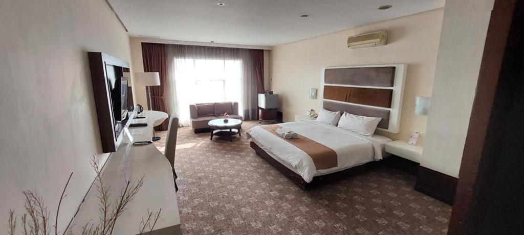 President Executive Club Hotel Cikarang Eksteriør billede