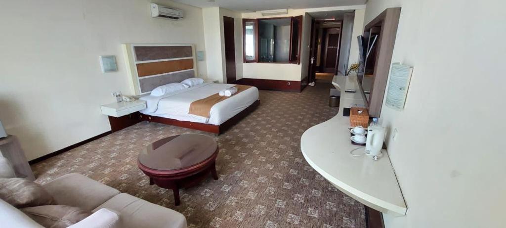 President Executive Club Hotel Cikarang Eksteriør billede