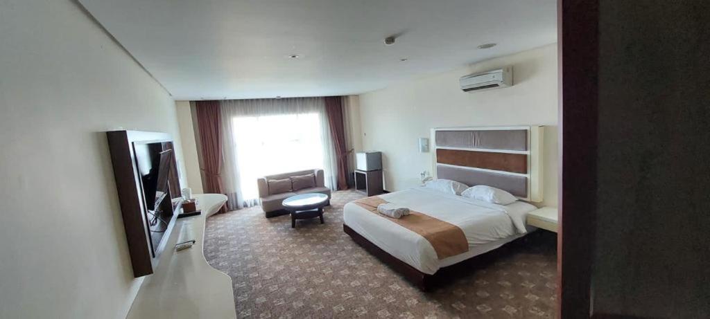 President Executive Club Hotel Cikarang Eksteriør billede