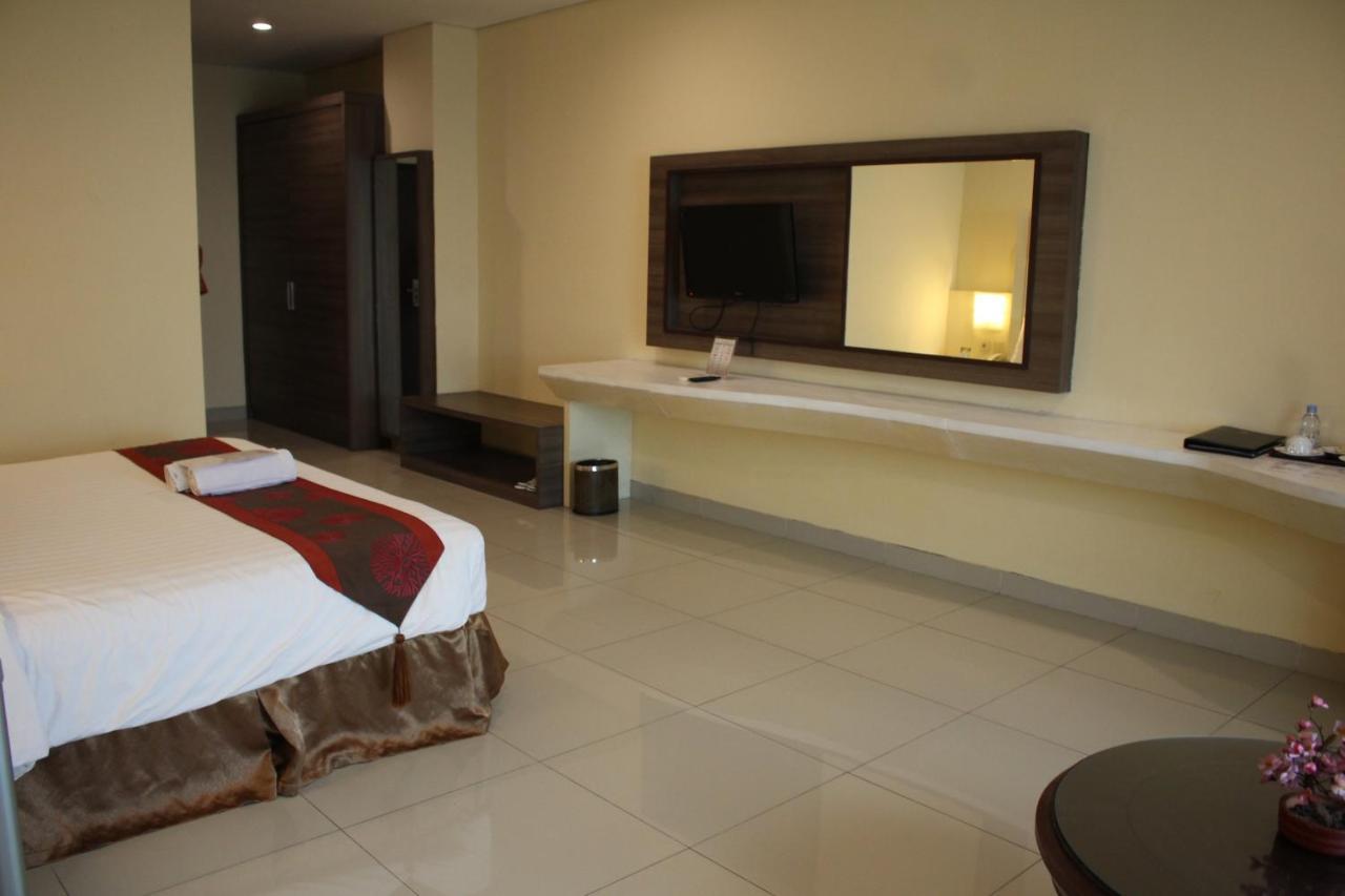 President Executive Club Hotel Cikarang Eksteriør billede