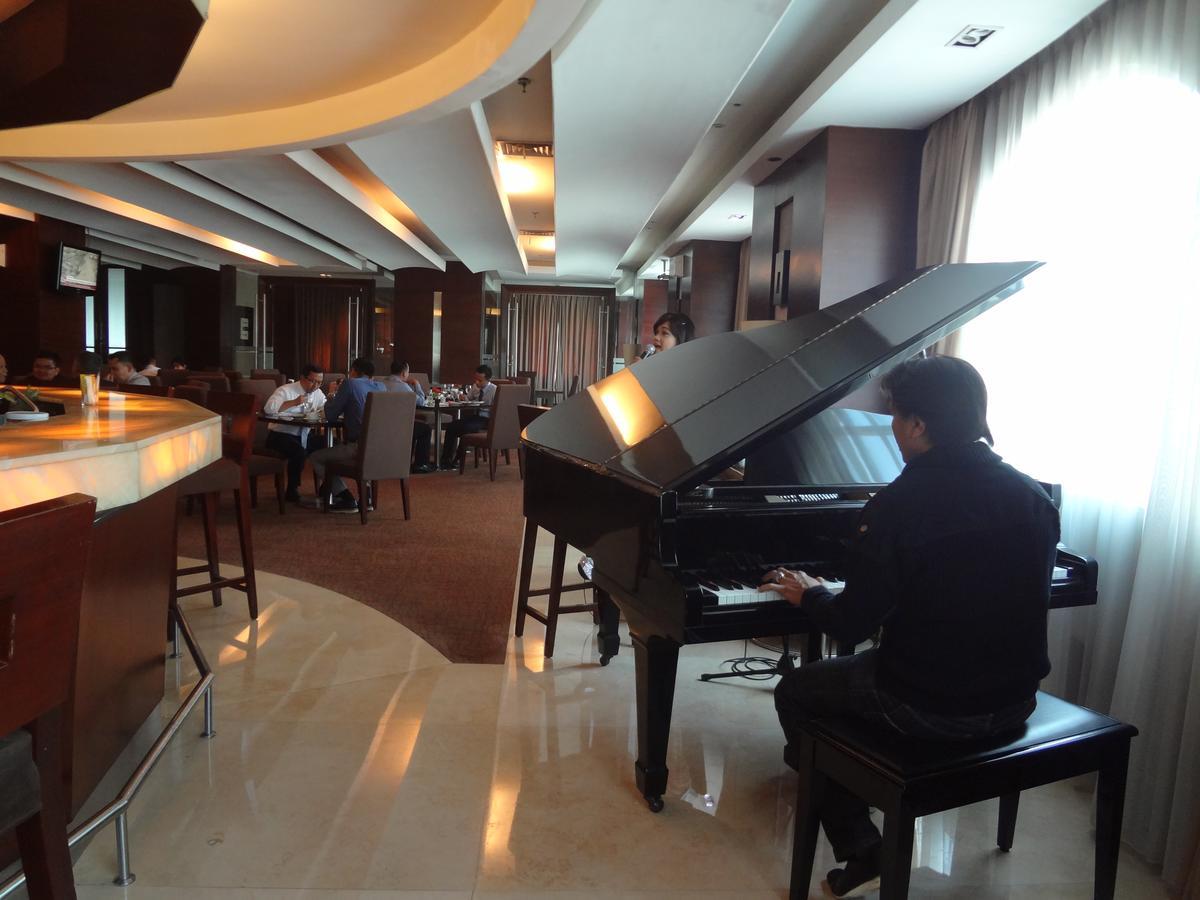 President Executive Club Hotel Cikarang Eksteriør billede