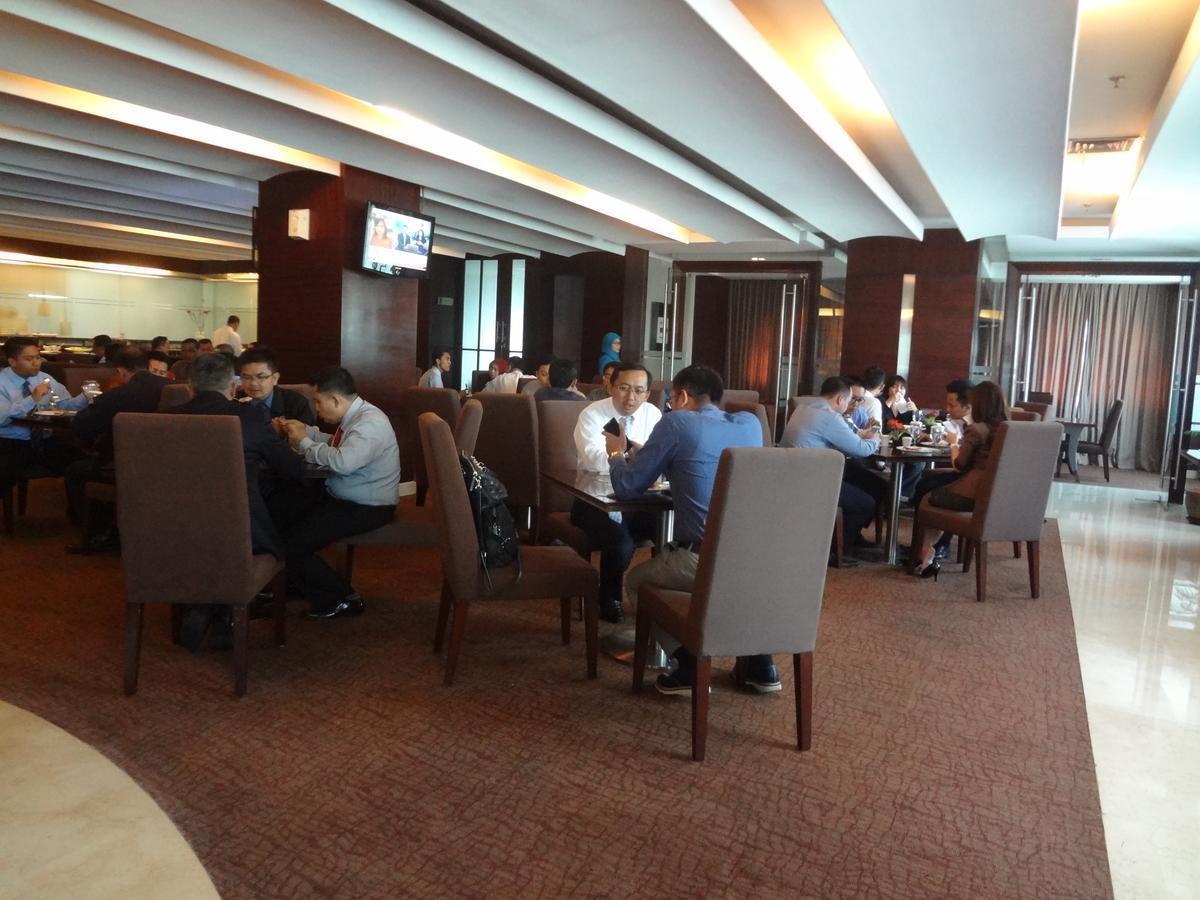 President Executive Club Hotel Cikarang Eksteriør billede