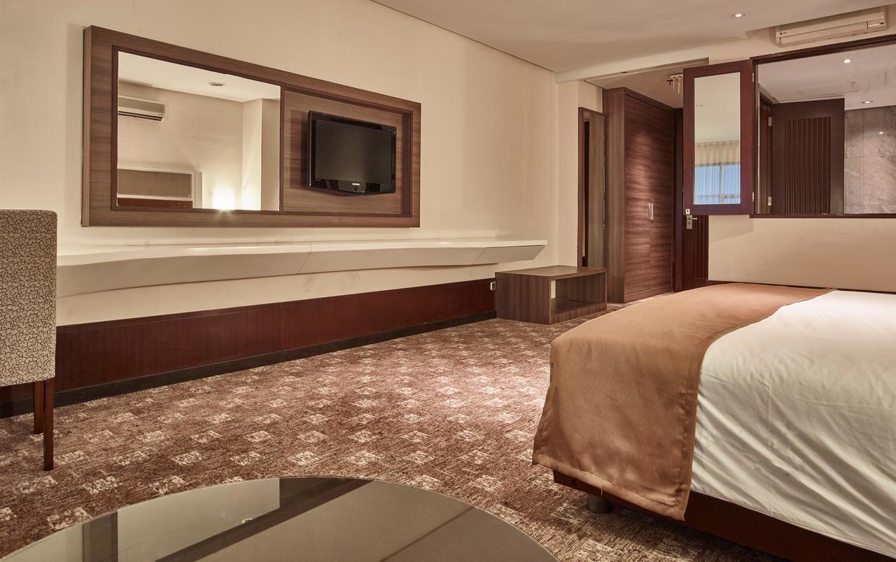 President Executive Club Hotel Cikarang Eksteriør billede