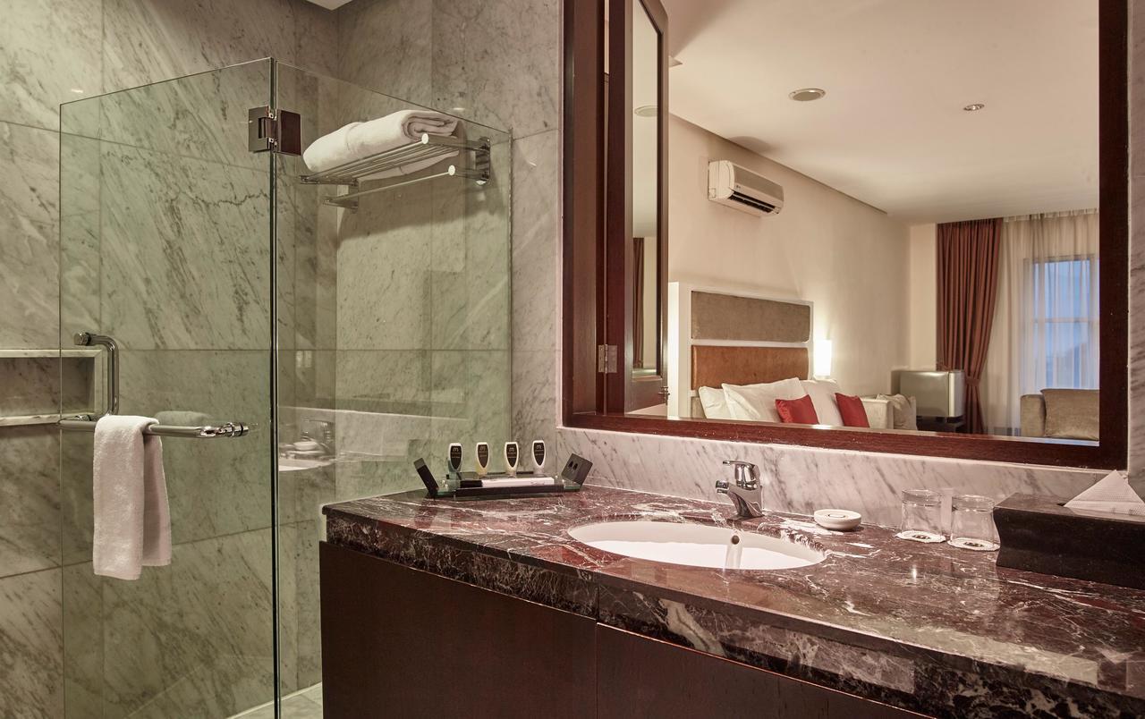 President Executive Club Hotel Cikarang Eksteriør billede