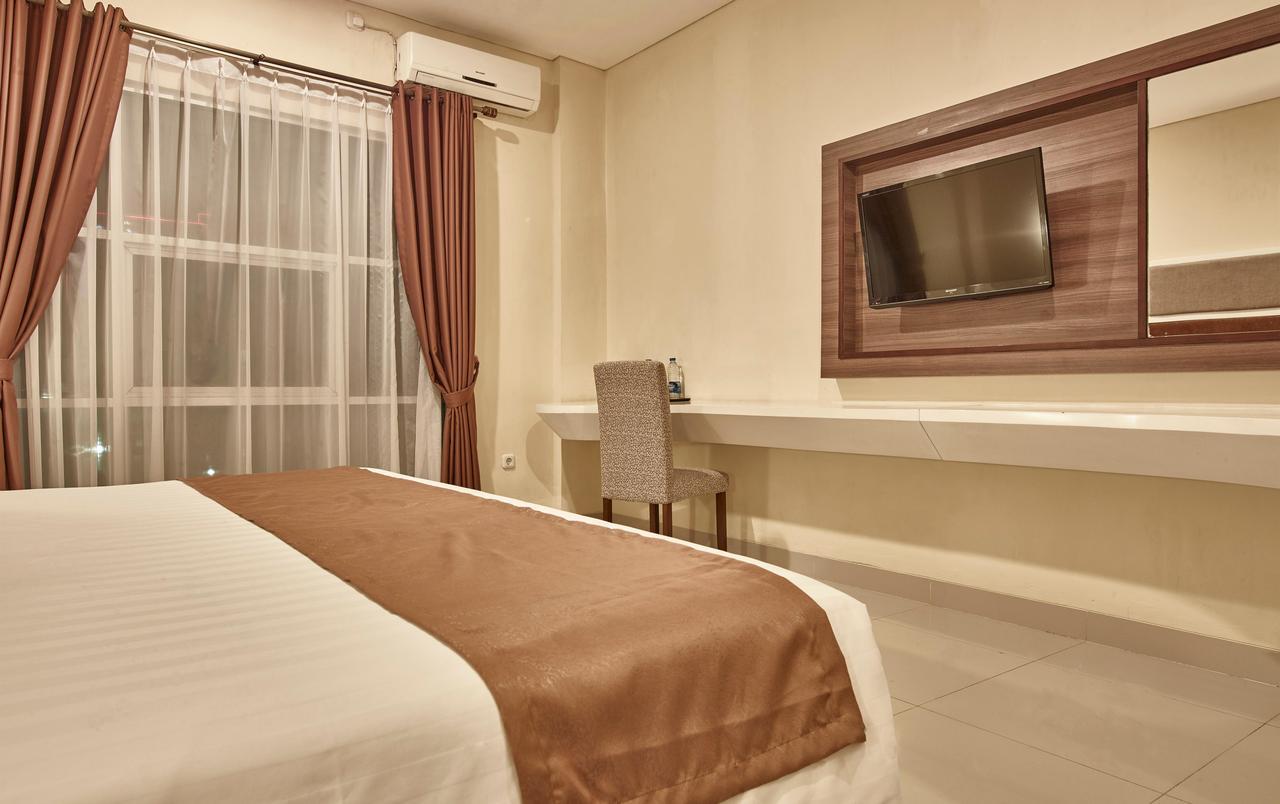 President Executive Club Hotel Cikarang Eksteriør billede