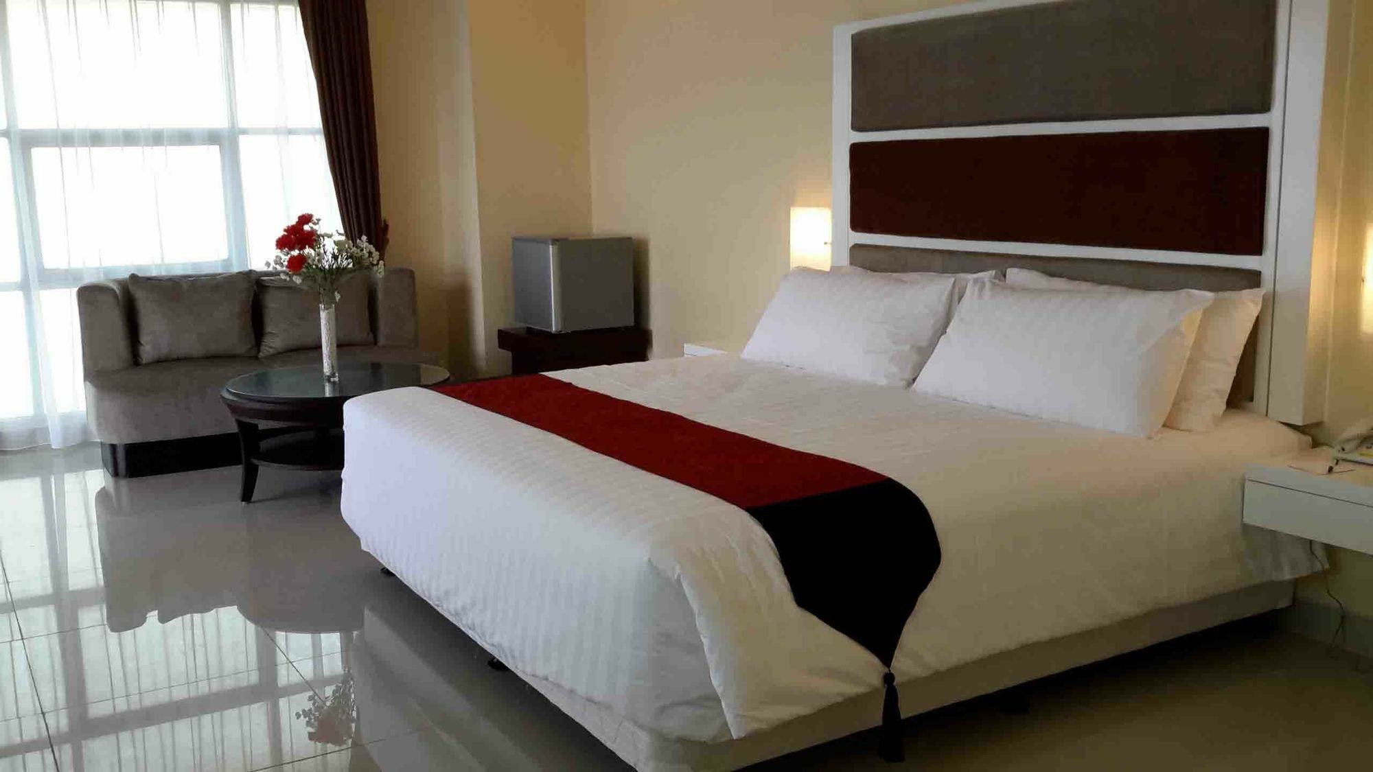 President Executive Club Hotel Cikarang Eksteriør billede