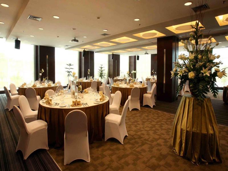 President Executive Club Hotel Cikarang Eksteriør billede