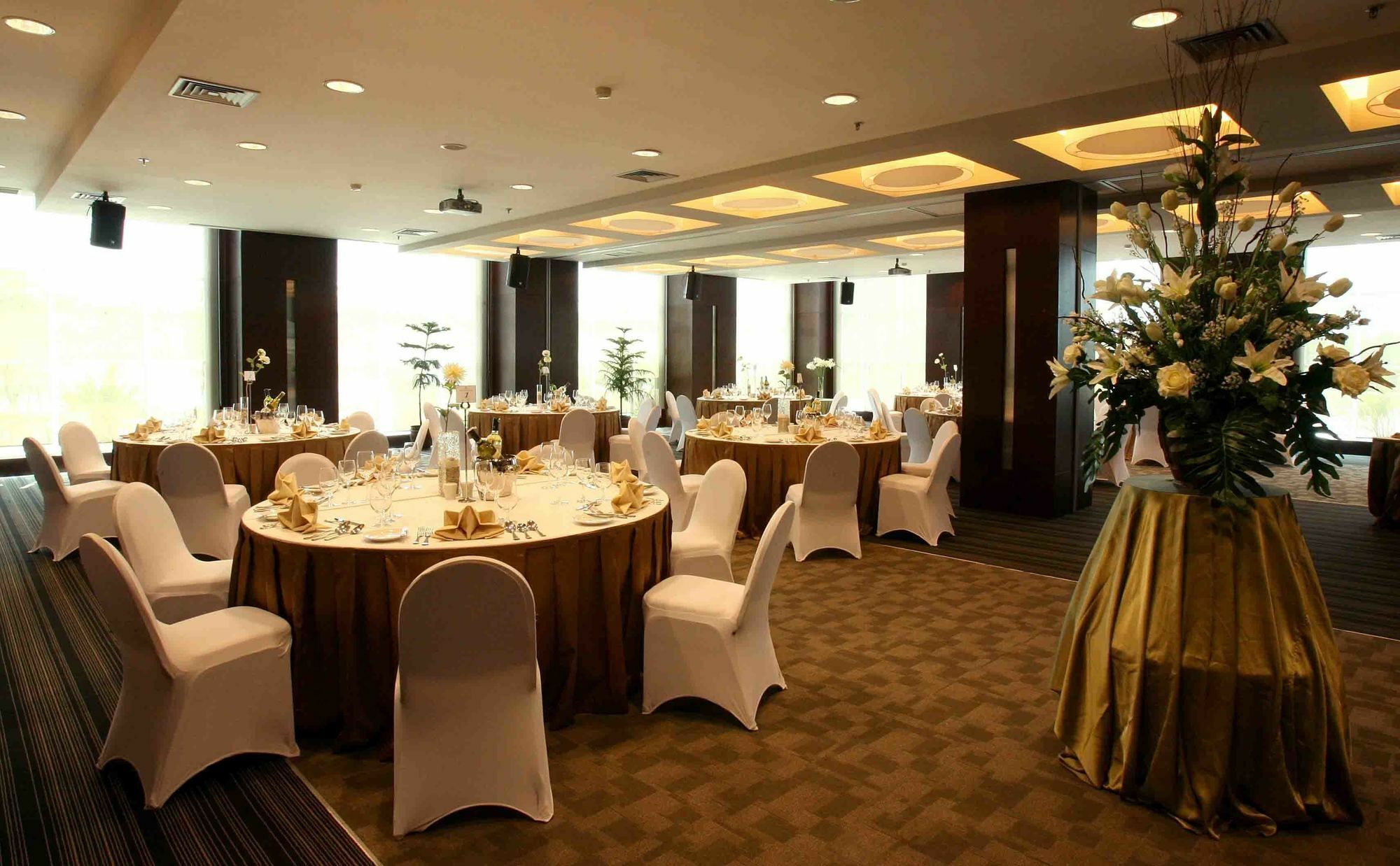 President Executive Club Hotel Cikarang Eksteriør billede