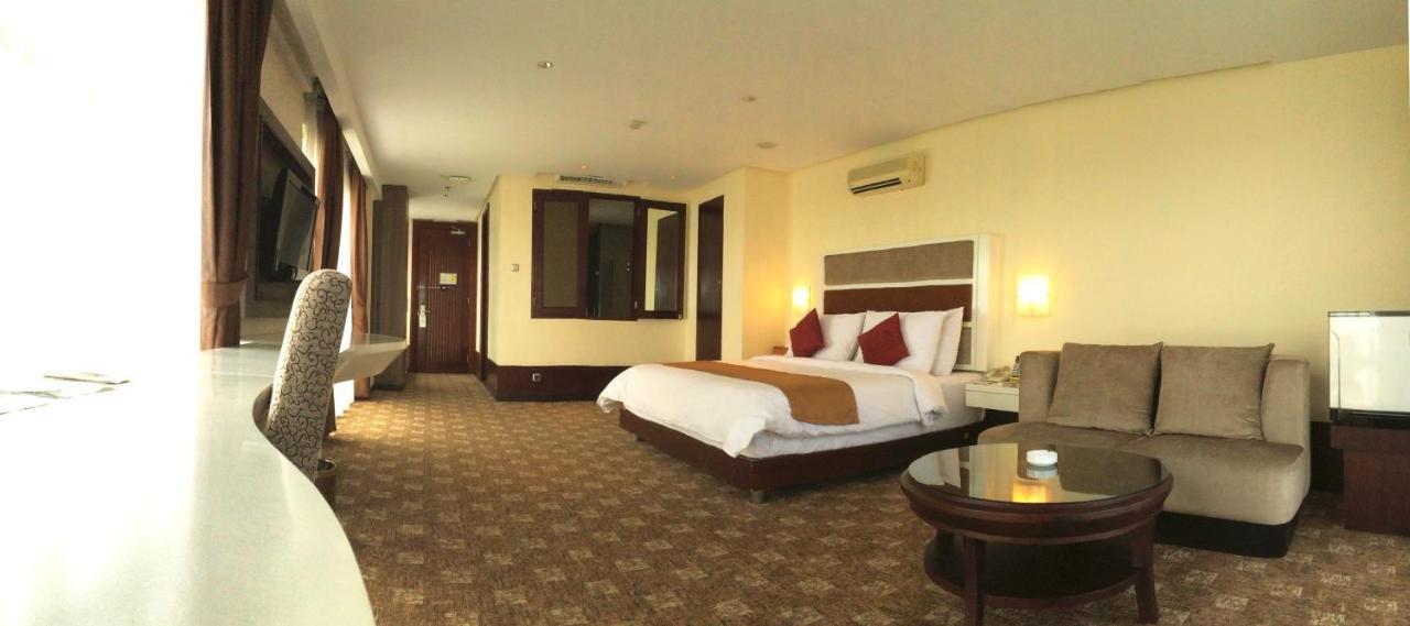 President Executive Club Hotel Cikarang Eksteriør billede